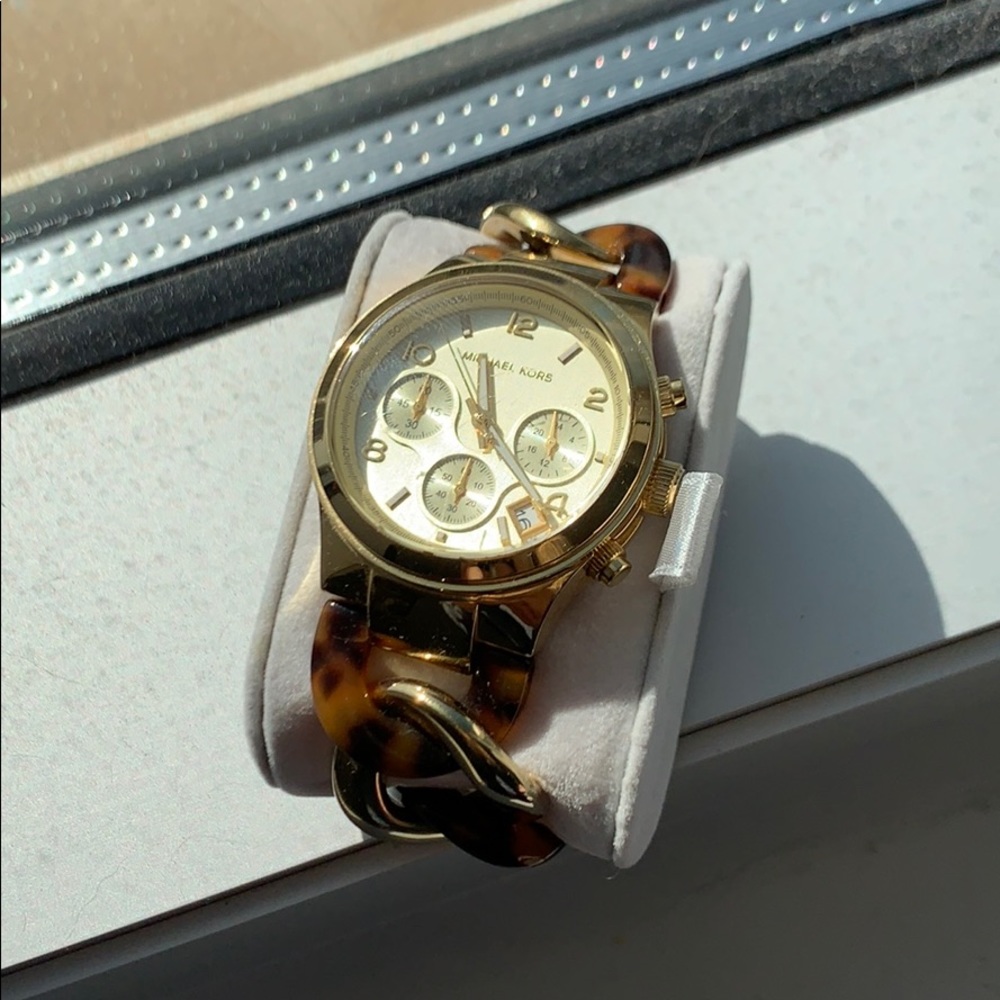 Michael Kors gold and tortoise shell watch 😍